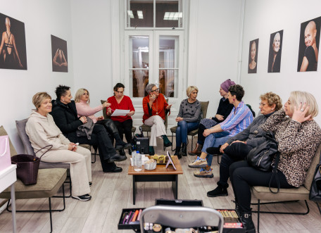 Radionica šminkanja i showroom sa šeširima u Think Pink Centru